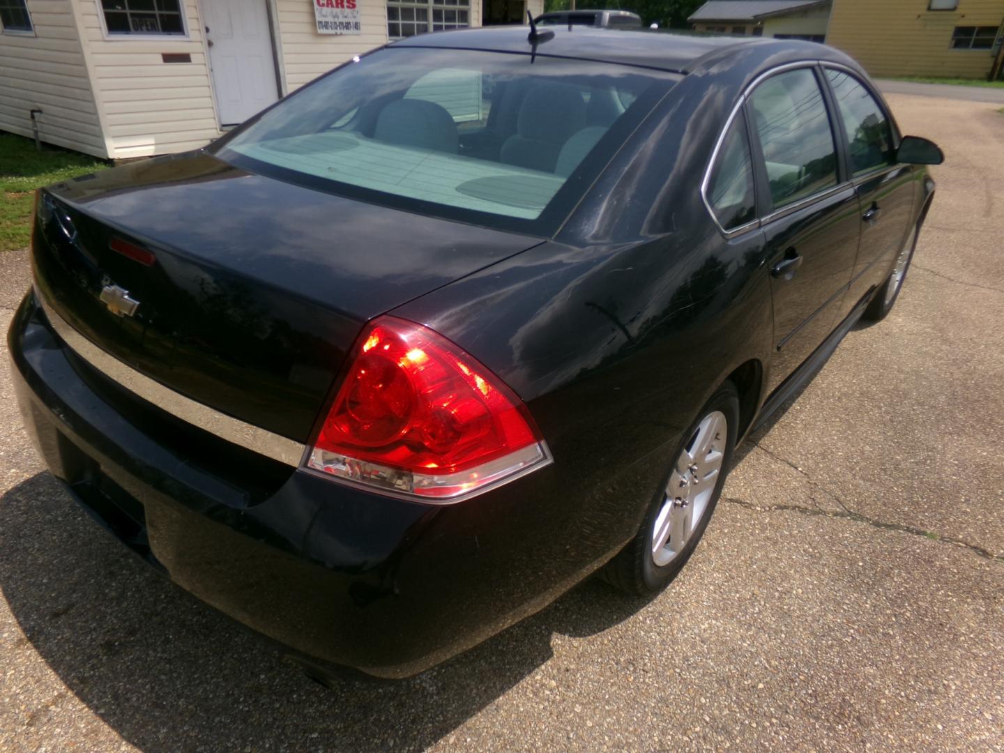 2014 Black /Gray Chevrolet Impala LT (2G1WB5E35E1) with an 3.6L V6 DOHC 16V FFV engine, 6-Speed Automatic transmission, located at 401 First NE, Bearden, AR, 71720, (870) 687-3414, 33.726528, -92.611519 - Photo#16